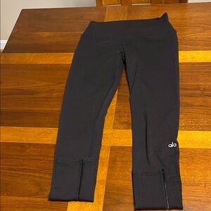 ALO Yoga woman XXS Black Performance Leggings with Ankle Zips mesh decoration